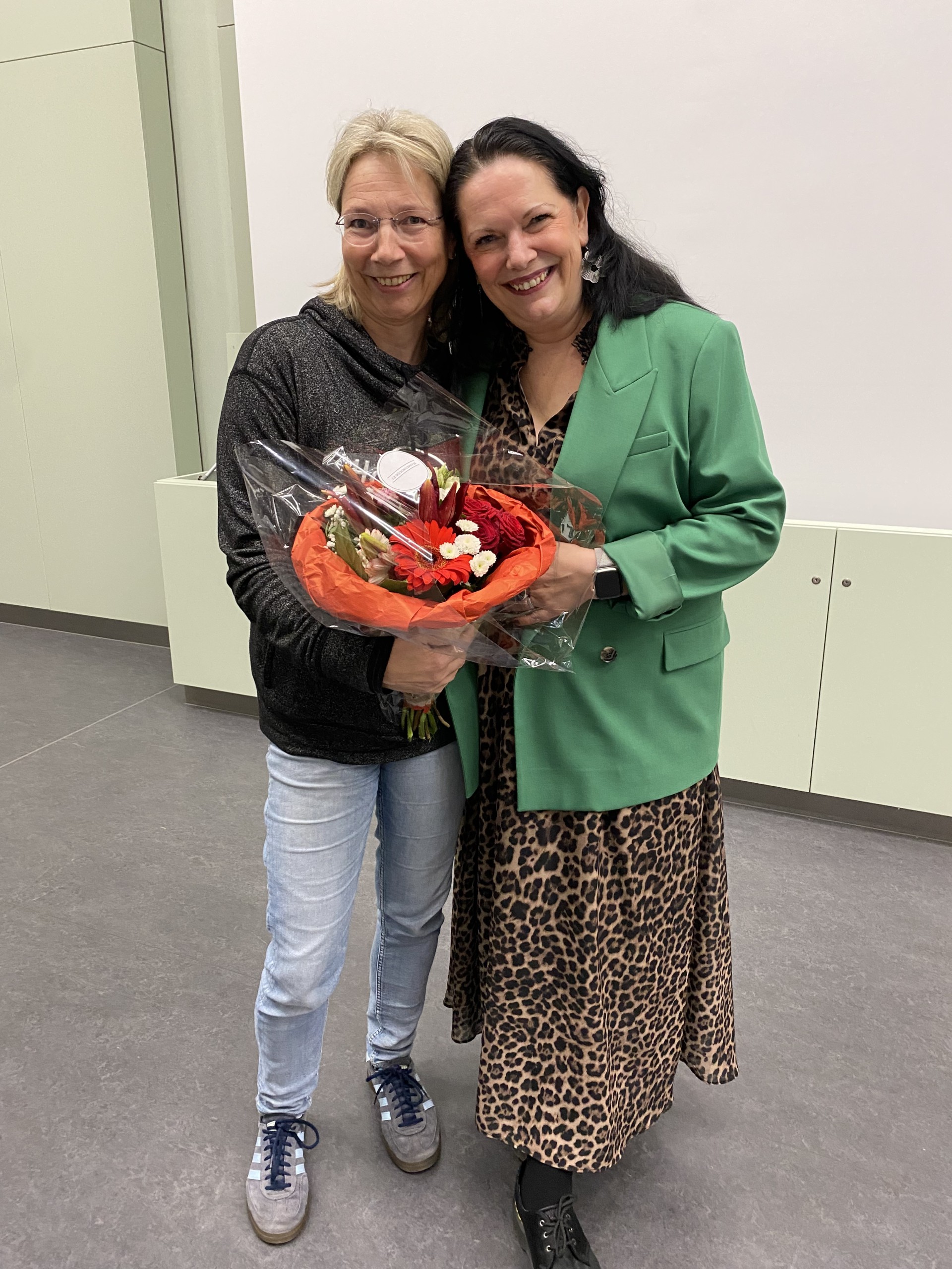 Frau Frömmel-Barhdadi überreicht Katja zum Dank einen Blumenstrauß.