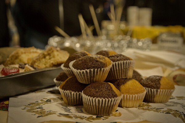 Essensstand mit Kuchen und Snacks